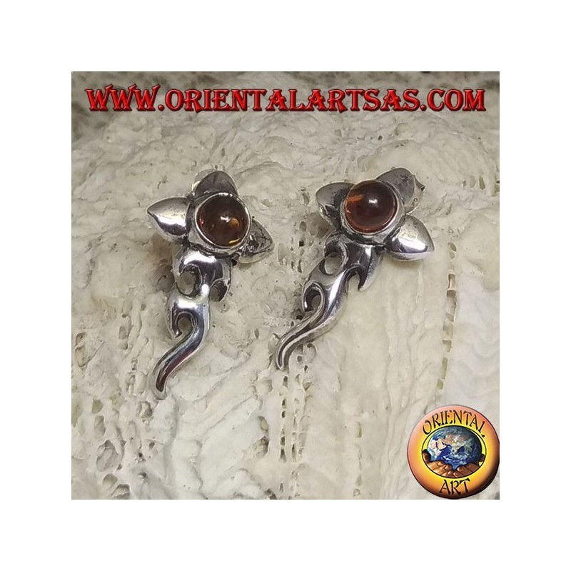 Pendientes de plata con cabujón redondo de ámbar y flor con bajo extendido.