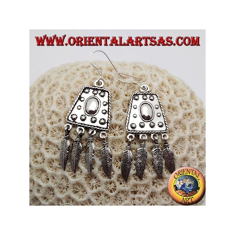 Orecchini in argento con trapezio decorato in rilievo e piume pendenti