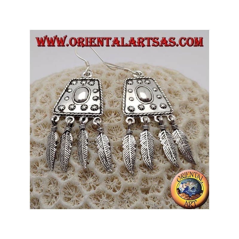 Silver earrings with trapeze decorated in relief and hanging feathers
