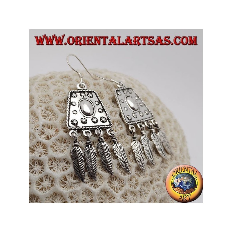 Pendientes de plata con trapecio decorados en relieve y plumas colgantes.