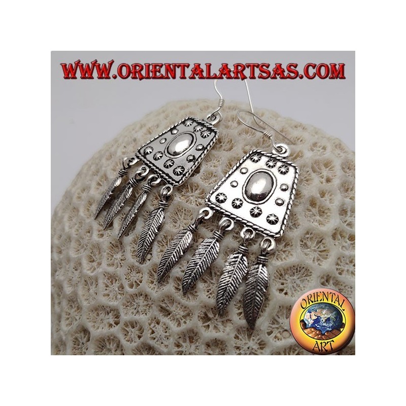 Silver earrings with trapeze decorated in relief and hanging feathers