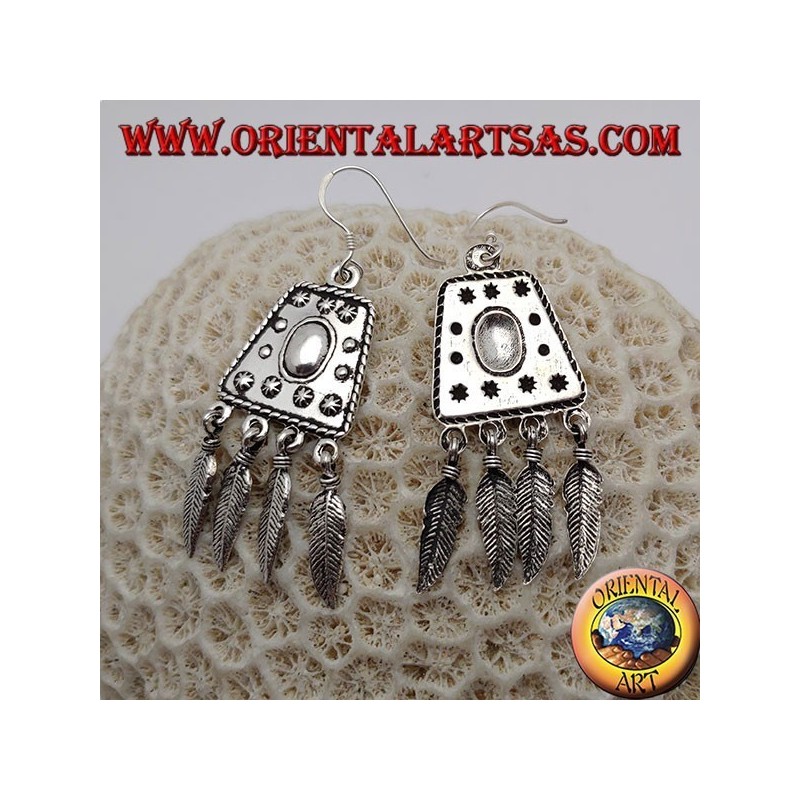 Silver earrings with trapeze decorated in relief and hanging feathers