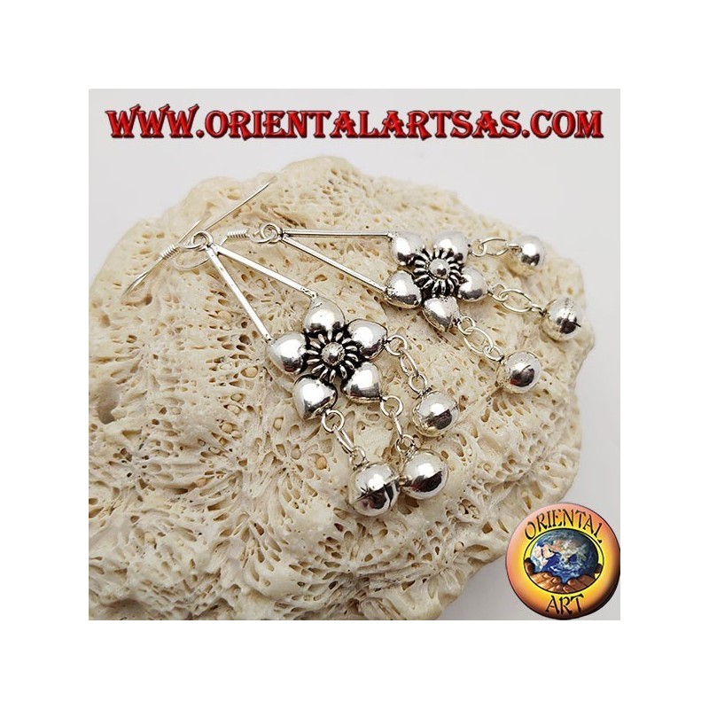 Pendientes de plata con flor de 5 pétalos y tres campanas colgantes.