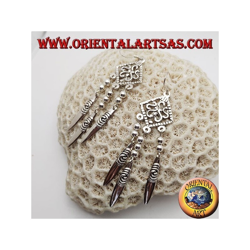Boucles d'oreilles en argent en forme de S dans un losange ajouré avec 3 plaques suspendues avec spirales gravées