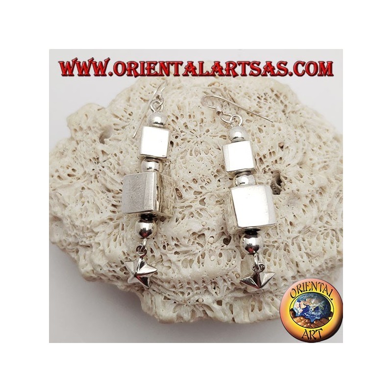 Pendientes de plata con paralelepípedos y esferas alternas con estrella colgante final.