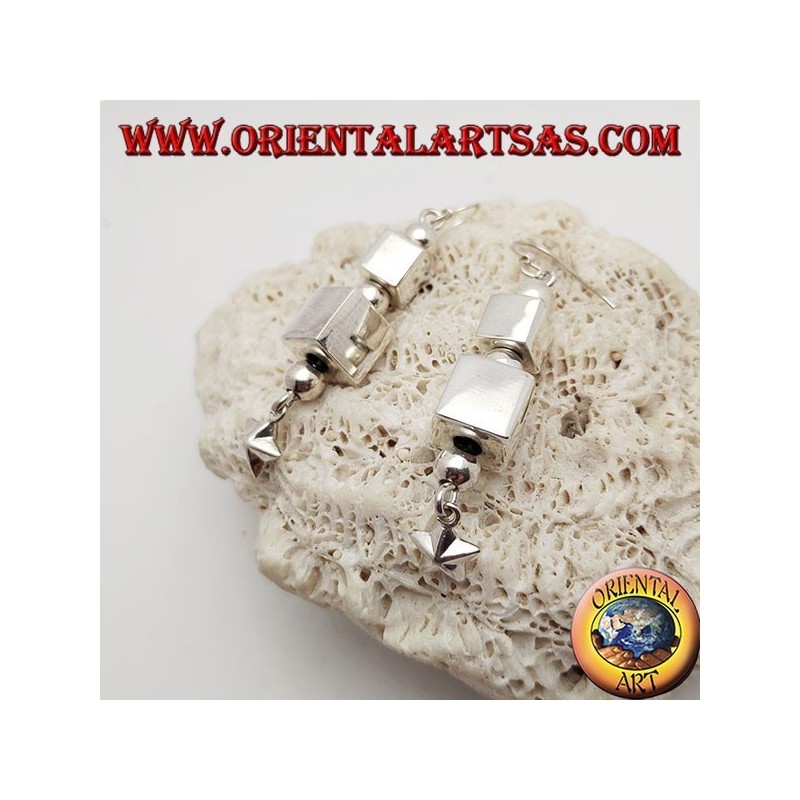 Boucles d'oreilles en argent avec parallélépipèdes et sphères alternées avec étoile suspendue finale