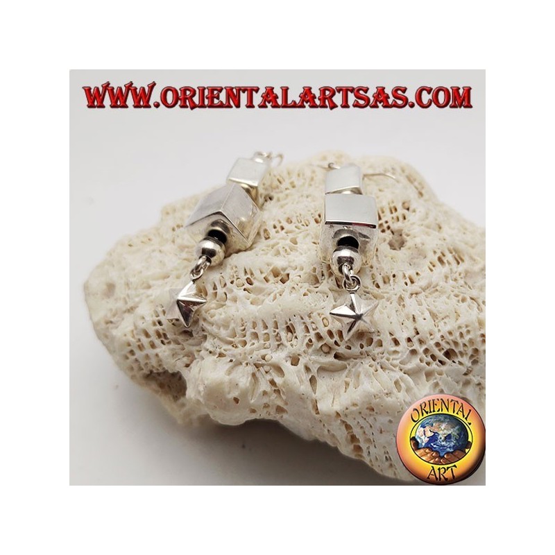 Boucles d'oreilles en argent avec parallélépipèdes et sphères alternées avec étoile suspendue finale