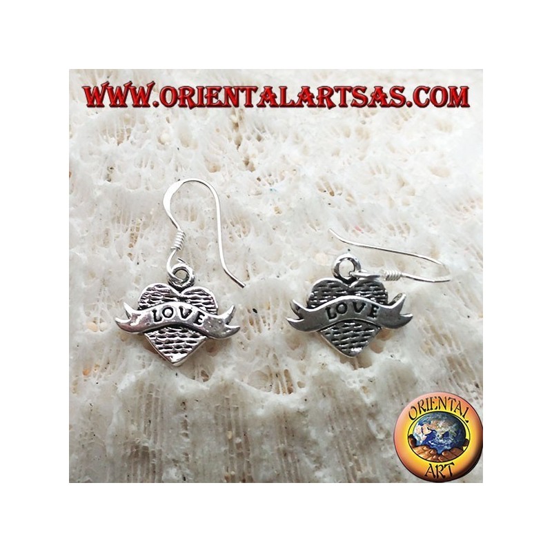 Orecchini in argento con cuore pendente e fascia con scritta "love"