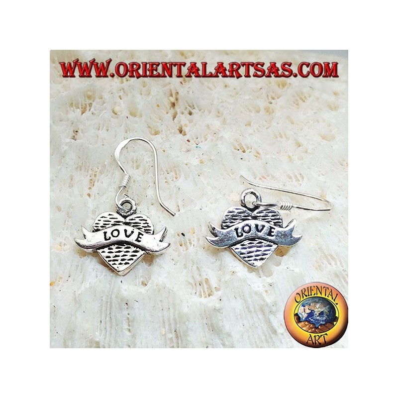 Orecchini in argento con cuore pendente e fascia con scritta "love"
