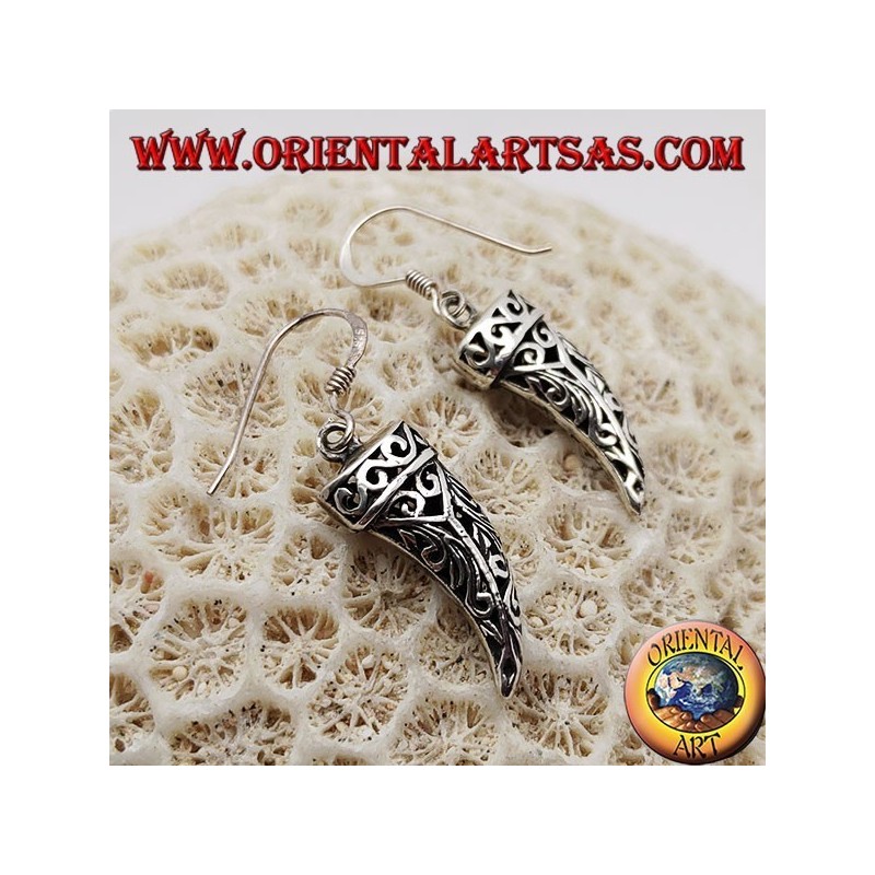 Pendientes de plata con forma de cuerno afortunado calado con decoraciones florales.