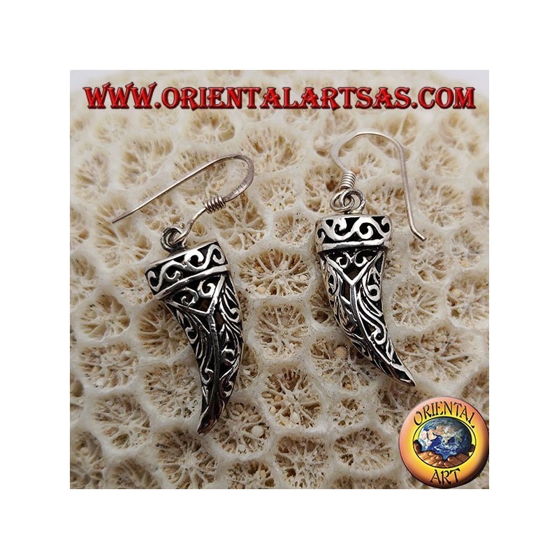 Pendientes de plata con forma de cuerno afortunado calado con decoraciones florales.