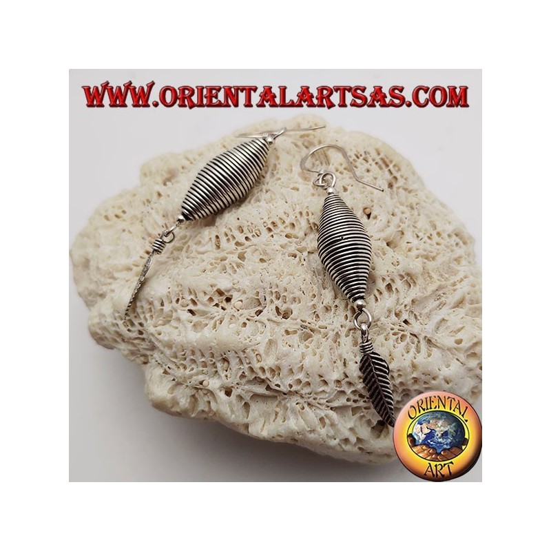 Orecchini in argento filo arrotolato a doppio cono con piuma pendente