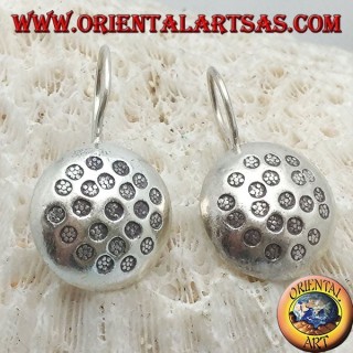 Boucles d'oreilles en argent, cercle arrondi avec disques martelés en bas-relief