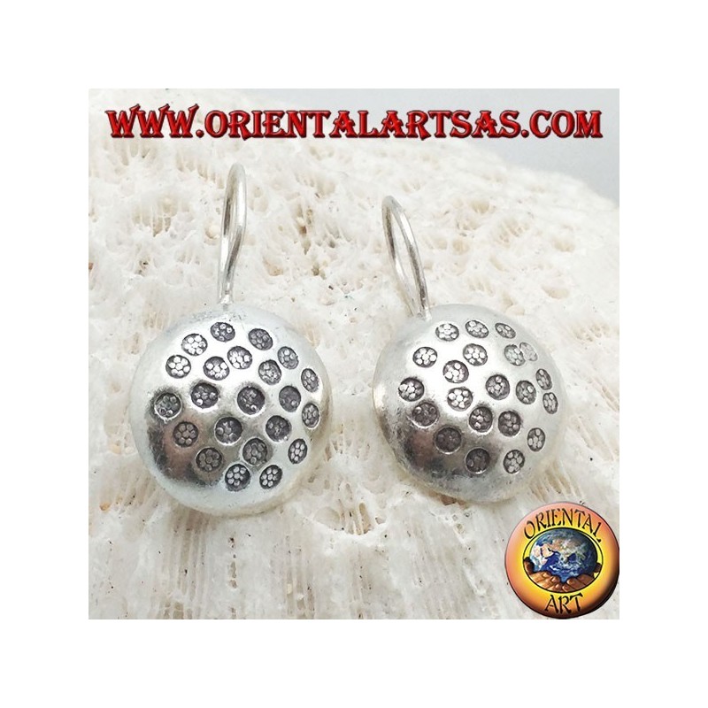 Pendientes de plata, círculo redondeado con discos martillados en bajorrelieve.