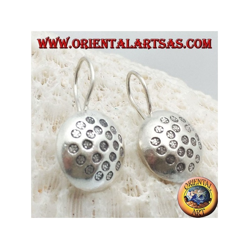 Pendientes de plata, círculo redondeado con discos martillados en bajorrelieve.