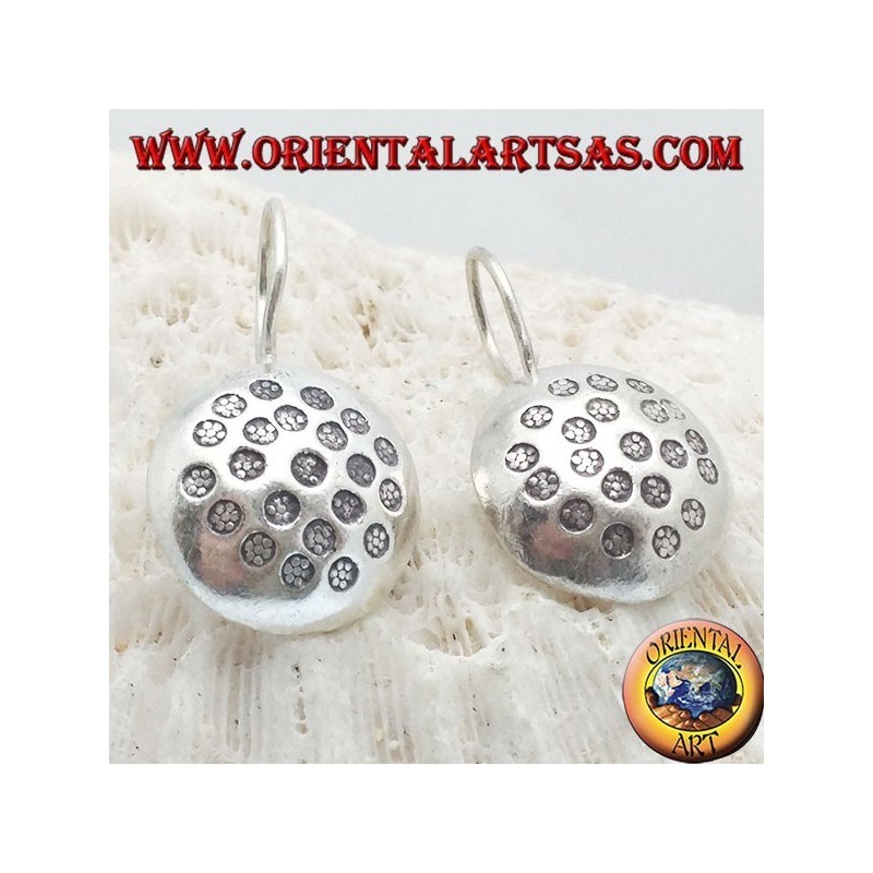 Pendientes de plata, círculo redondeado con discos martillados en bajorrelieve.
