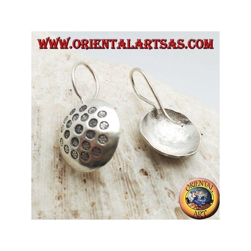 Pendientes de plata, círculo redondeado con discos martillados en bajorrelieve.