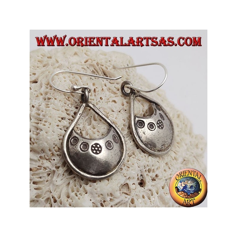 Aretes colgantes de plata con grabados en bajorrelieve
