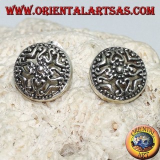 Pendientes redondos de plata con lóbulos con adornos étnicos perforados