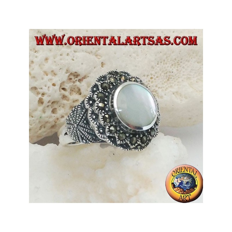 Anillo de plata con nácar elevado rodeado de marcasita