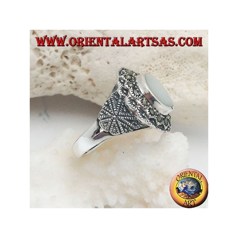 Anillo de plata con nácar elevado rodeado de marcasita