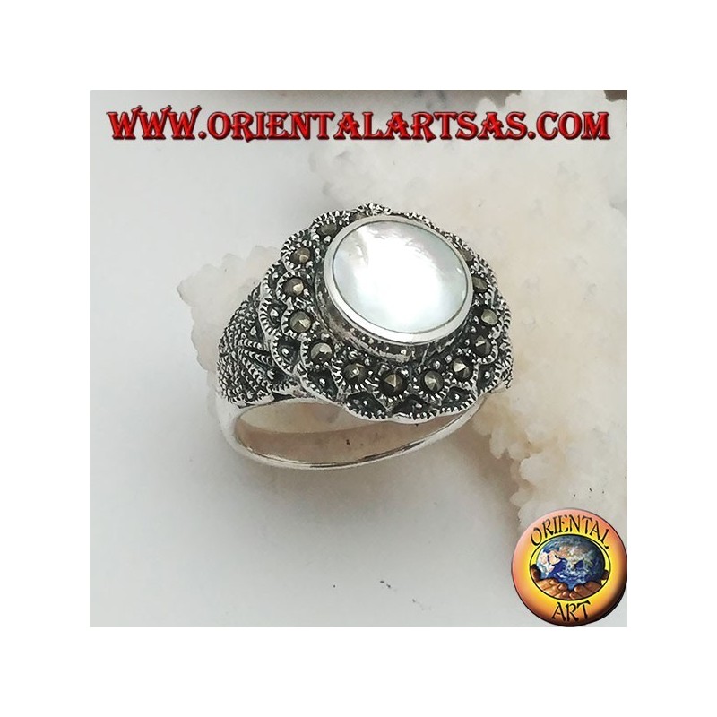 Anillo de plata con nácar elevado rodeado de marcasita