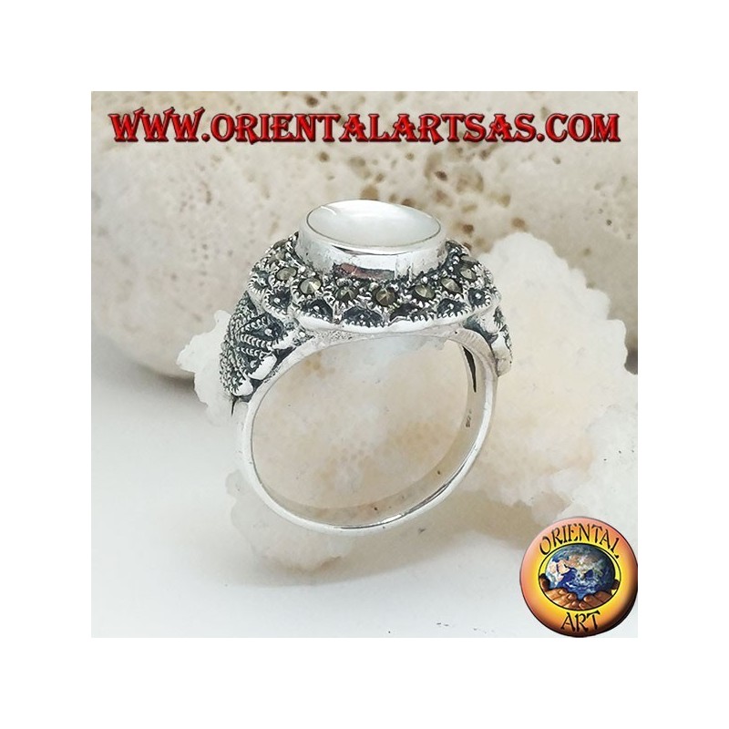 Anillo de plata con nácar elevado rodeado de marcasita