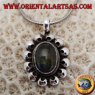 Colgante de plata con labradorita fluorescente ovalada rodeada de discos perforados.