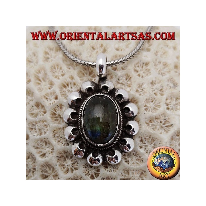 Pendentif en argent avec labradorite fluorescente ovale entourée de disques perforés