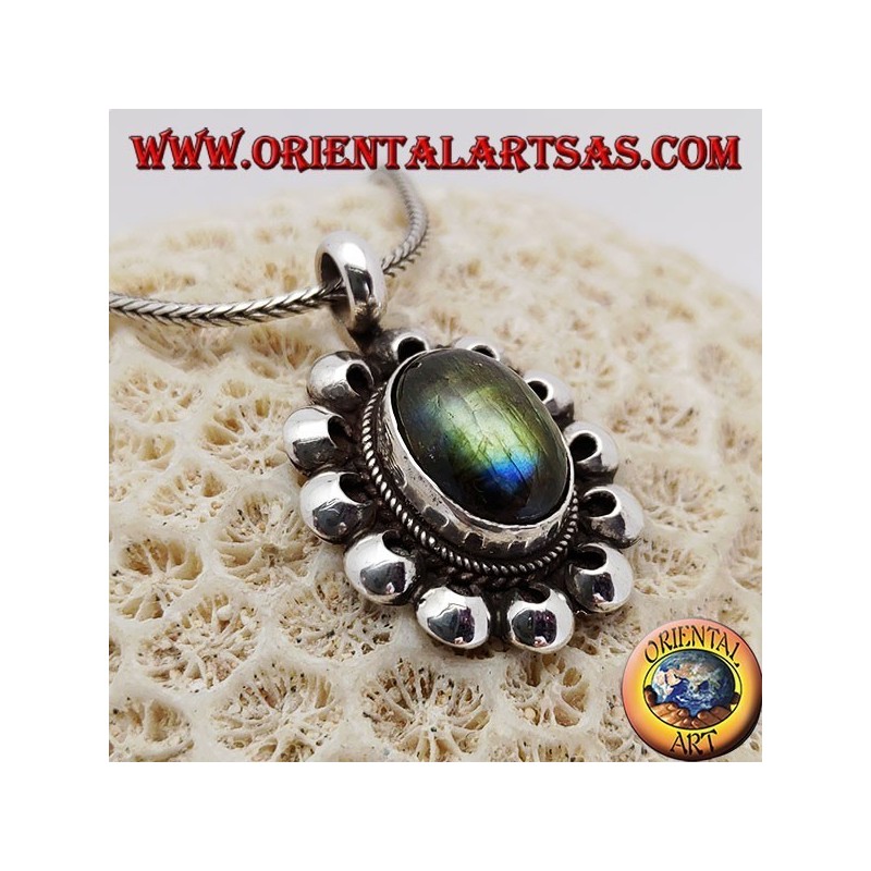 Colgante de plata con labradorita fluorescente ovalada rodeada de discos perforados.