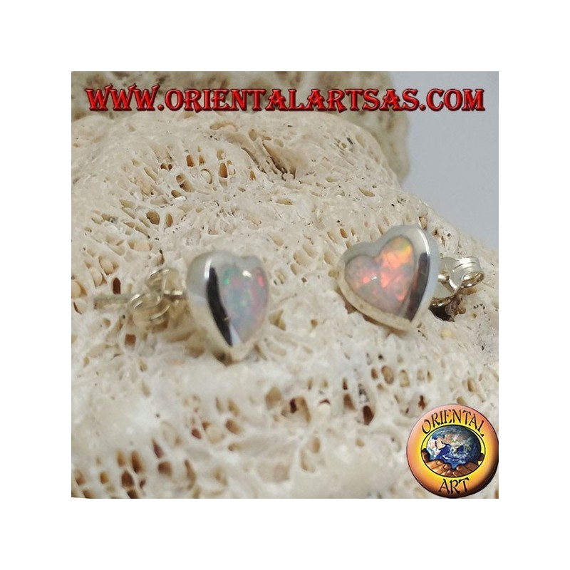 Pendientes lobulares de plata con ópalo blanco en forma de corazón y montura lisa.