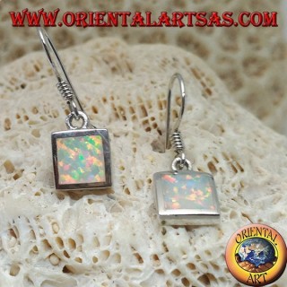 Pendientes de plata con ópalo cuadrado blanco y montura lisa.