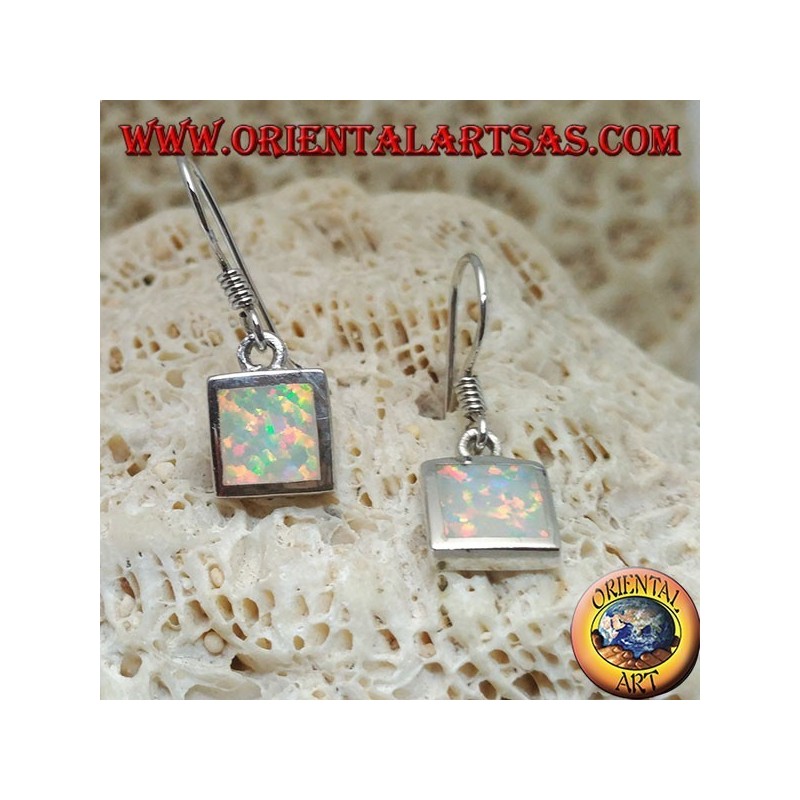 Pendientes de plata con ópalo cuadrado blanco y montura lisa.