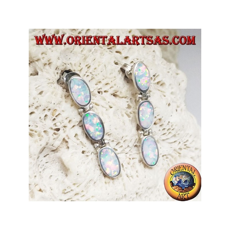 Boucles d'oreilles lobe en argent avec une rangée de trois opales blanches ovales suspendues