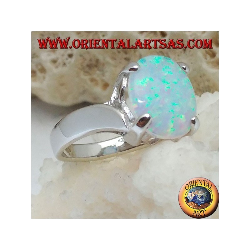 Anillo de plata con conjunto ovalado de ópalo blanco y marco curvo en los lados.