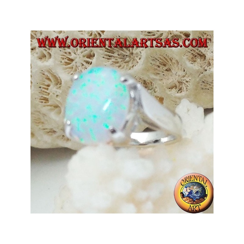 Bague en argent avec ensemble opale blanc ovale et cadre incurvé sur les côtés