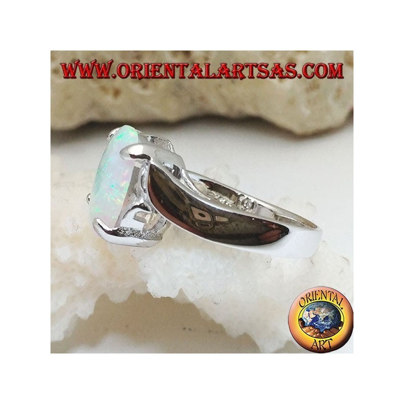 Anillo de plata con conjunto ovalado de ópalo blanco y marco curvo en los lados.