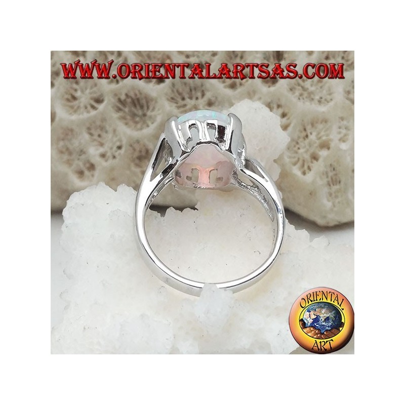 Anello in argento con opale bianco ovale incastonato e montatura curva sui lati