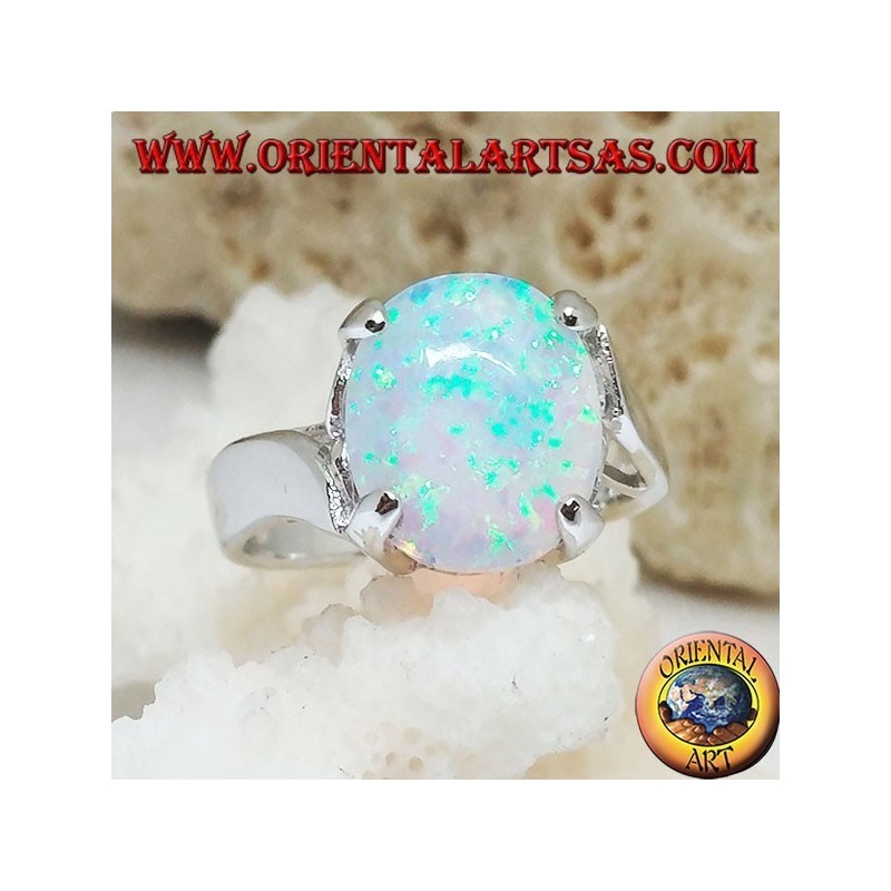 Anillo de plata con conjunto ovalado de ópalo blanco y marco curvo en los lados.