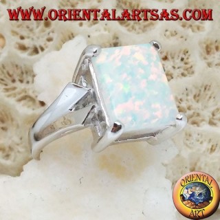 Anello in argento con opale bianco rettangolare incastonato e montatura a V sui lati