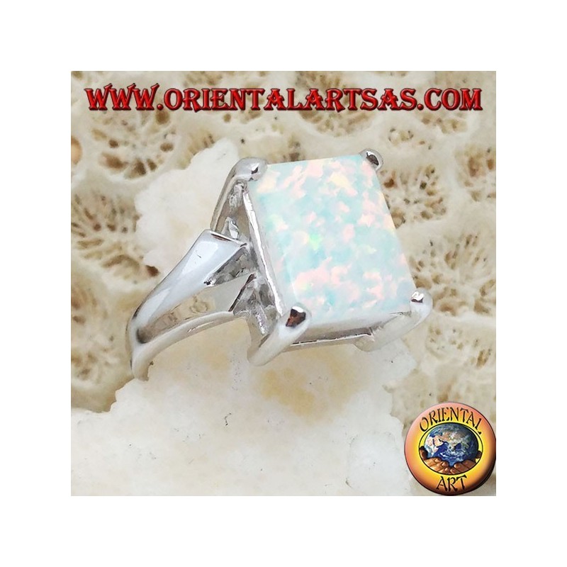 Anello in argento con opale bianco rettangolare incastonato e montatura a V sui lati