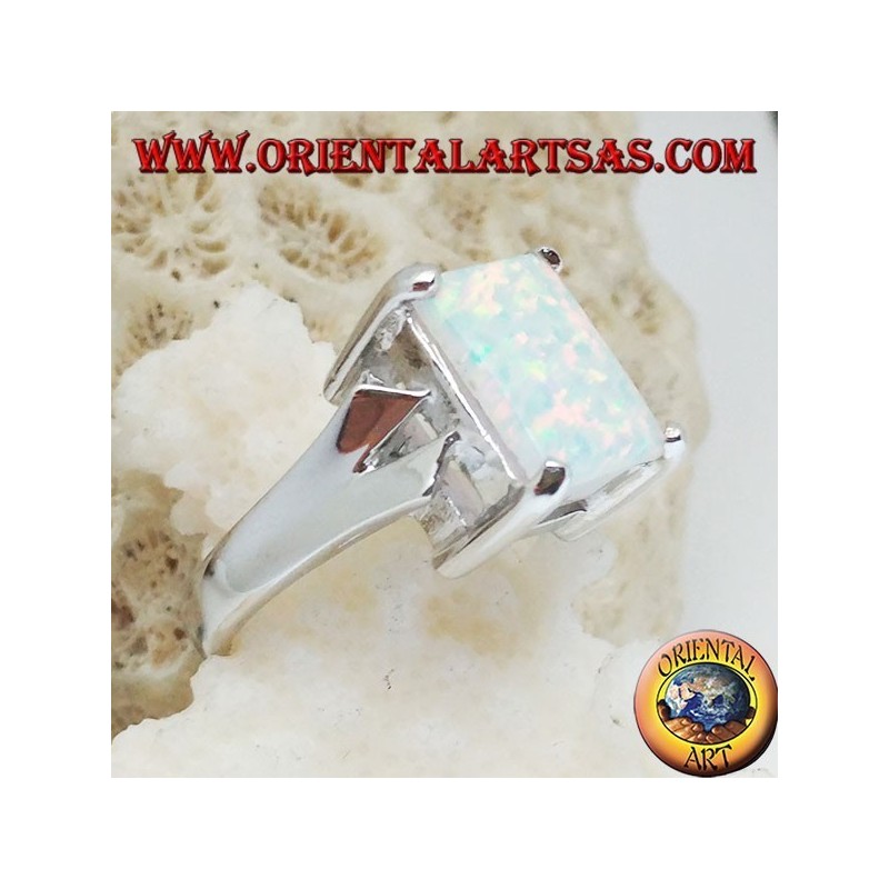 Bague en argent avec ensemble opale blanc rectangulaire et monture en V sur les côtés