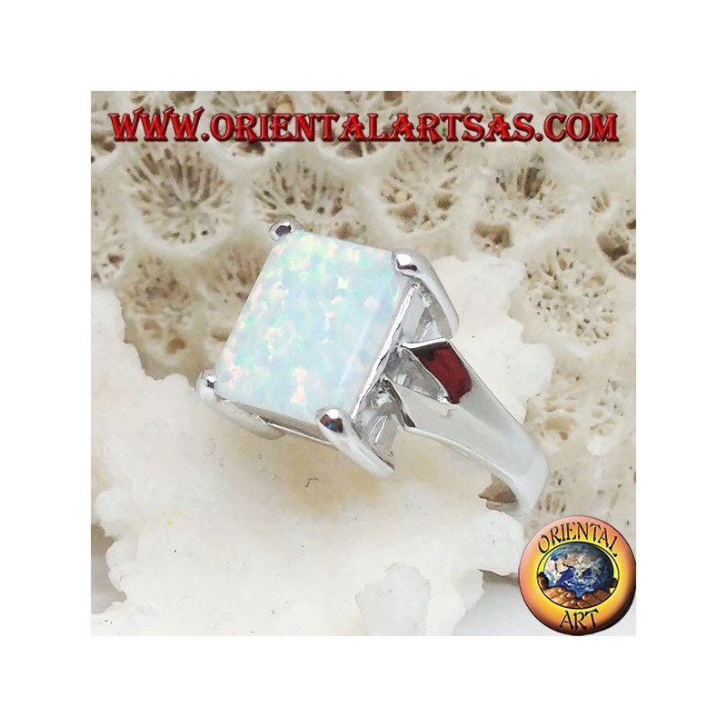 Anello in argento con opale bianco rettangolare incastonato e montatura a V sui lati