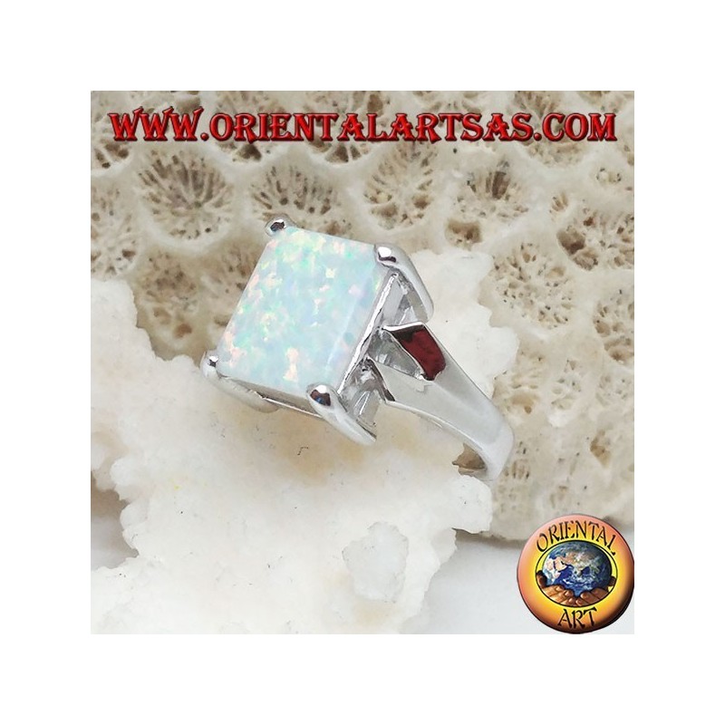Anello in argento con opale bianco rettangolare incastonato e montatura a V sui lati