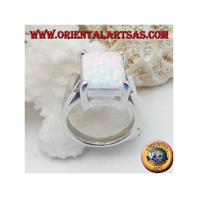 Bague en argent avec ensemble opale blanc rectangulaire et monture en V sur les côtés