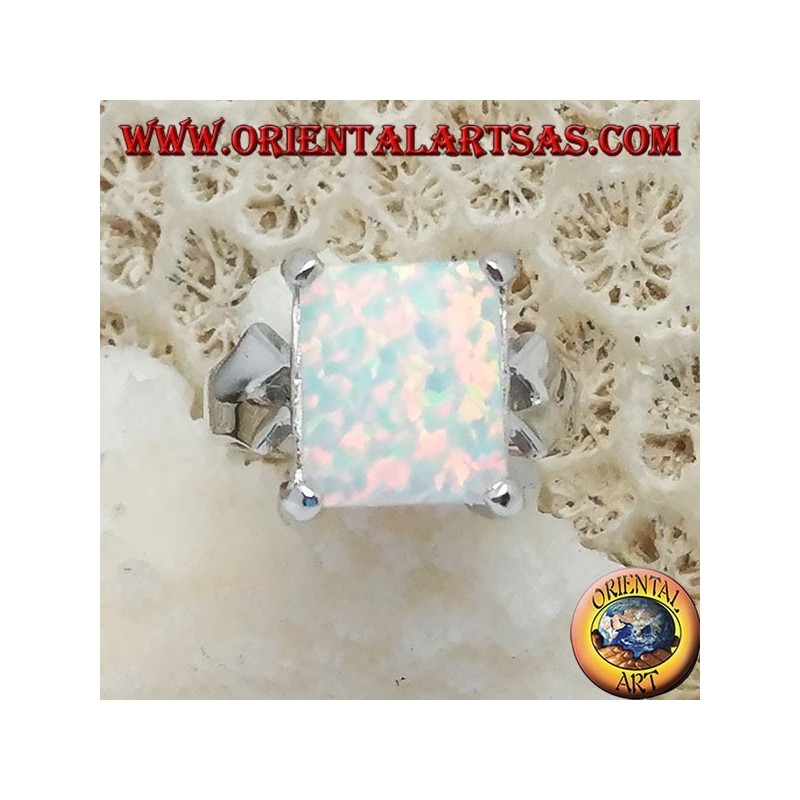 Anillo de plata con conjunto rectangular de ópalo blanco y marco en forma de V en los lados