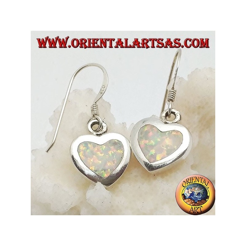 Pendientes de plata con ópalo blanco en forma de corazón y montura lisa.