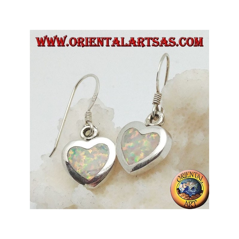 Pendientes de plata con ópalo blanco en forma de corazón y montura lisa.