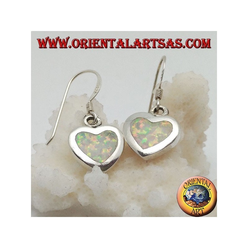 Pendientes de plata con ópalo blanco en forma de corazón y montura lisa.