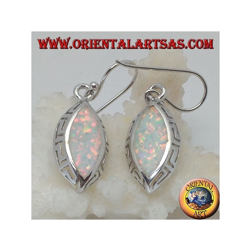 Pendientes colgantes de plata con opal blanco y calados en los laterales.